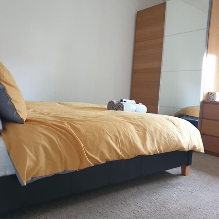 Luxury 1-Bed Apartment With Stunning City Views Perfect For Short Stays In Лондон Экстерьер фото