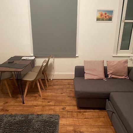 Luxury 1-Bed Apartment With Stunning City Views Perfect For Short Stays In Лондон Экстерьер фото
