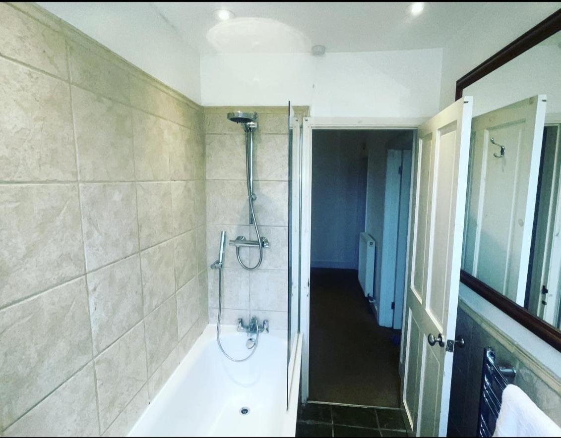 Luxury 1-Bed Apartment With Stunning City Views Perfect For Short Stays In Лондон Экстерьер фото