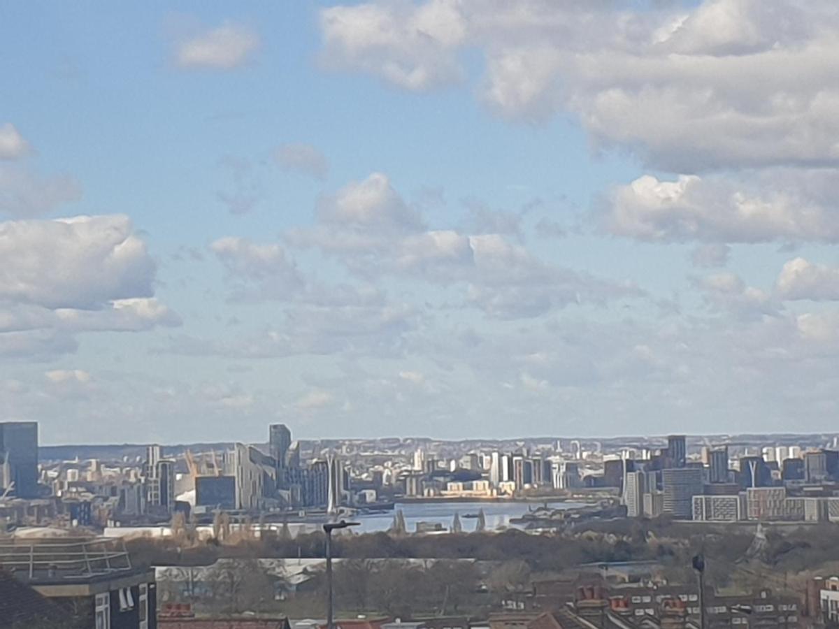 Luxury 1-Bed Apartment With Stunning City Views Perfect For Short Stays In Лондон Экстерьер фото